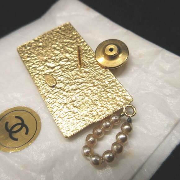CHANEL Authentic Black Logo Brooch - Picture 4 of 6